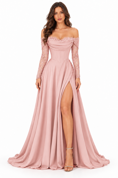 Abito lungo rosa cipria da cerimonia con corsetto strutturato, scollatura a cuore, maniche in pizzo floreale e spacco sulla gonna.