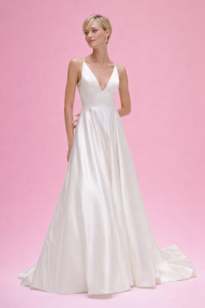 abito da sposa in raso schiena scoperta con bottoni e strascico elegante