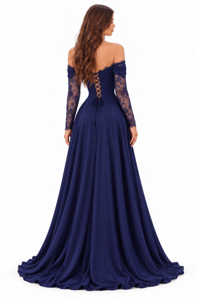 Abito lungo elegante blu notte visto da dietro con allacciatura a corsetto, maniche in pizzo floreale e gonna ampia