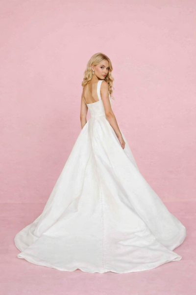 abito da sposa principessa elegante retro con gonna ampia e scollo quadrato