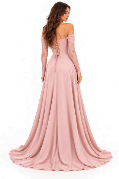 Abito da cerimonia rosa cipria visto da dietro con allacciatura a corsetto, spalle scoperte, maniche in pizzo e gonna lunga ampia.