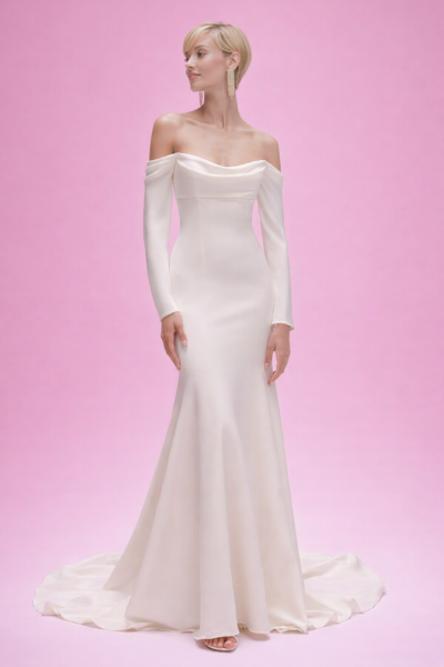 abito da sposa sirena in raso con spalle scoperte e maniche lunghe elegante