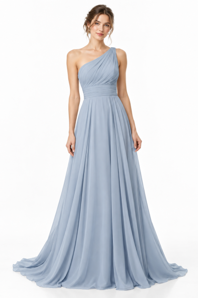 Abito da sposa azzurro polvere monospalla con corpetto drappeggiato, fascia in vita e gonna lunga fluida.
