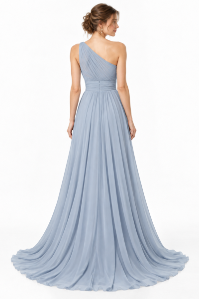 Vista posteriore dell'abito da sposa azzurro polvere monospalla con schiena asimmetrica, vita drappeggiata e gonna lunga.