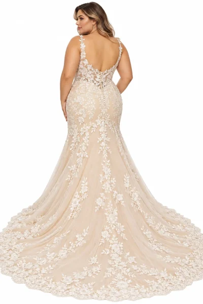 Vista posteriore abito da sposa champagne curvy a sirena con schiena trasparente in pizzo e ampio strascico floreale.
