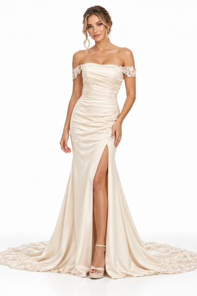 Abito da sposa champagne a sirena con spacco frontale, corpetto drappeggiato, spalle scoperte e strascico ricamato.