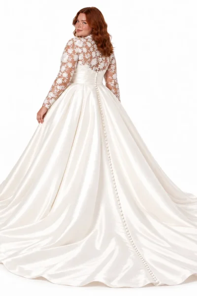 Vista posteriore di abito da sposa curvy con maniche lunghe in pizzo floreale, schiena trasparente ricamata, bottoncini rivestiti e lungo strascico in raso avorio.