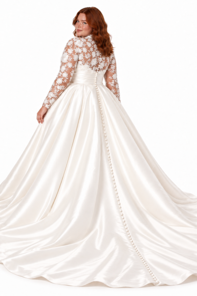 Vista posteriore di abito da sposa curvy con maniche lunghe in pizzo floreale, schiena trasparente ricamata, bottoncini rivestiti e lungo strascico in raso avorio.