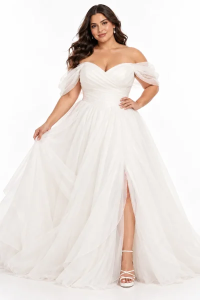 Abito da sposa curvy con spacco frontale, scollo a cuore, spalle scoperte e ampia gonna principesca in tulle.