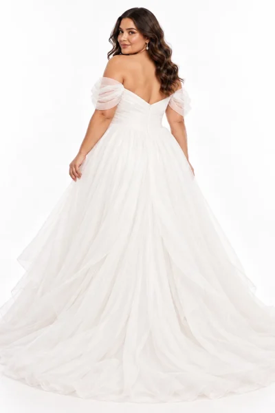 Vista posteriore abito da sposa curvy in tulle con schiena a V, maniche sulle spalle e ampio strascico principesco.