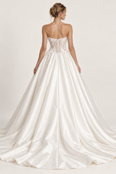 Vista posteriore abito da sposa principesco avorio con corsetto in pizzo floreale trasparente, stecche verticali, bottoncini e ampia gonna con strascico.