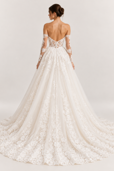 Vista posteriore di abito da sposa principesco avorio con schiena scoperta a V, maniche lunghe in pizzo floreale, bottoncini centrali e ampio strascico ricamato.