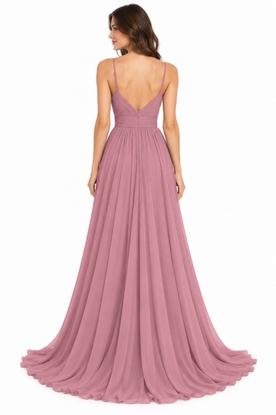 Vista posteriore dell'abito da sposa rosa antico con schiena a V, spalline sottili, vita drappeggiata e gonna lunga morbida.