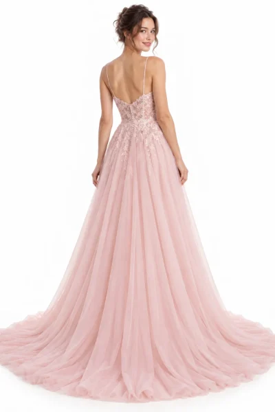 Vista posteriore dell'abito da sposa rosa cipria con schiena a V in pizzo floreale, bottoncini e gonna in tulle con strascico.