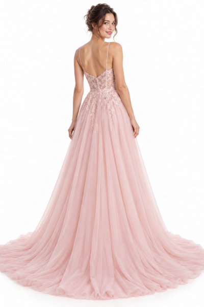 Vista posteriore dell'abito da sposa rosa cipria con schiena a V in pizzo floreale, bottoncini e gonna in tulle con strascico.
