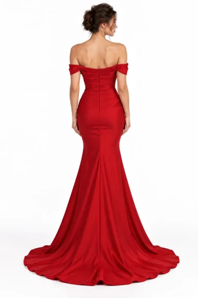 Vista posteriore dell'abito da sposa rosso a sirena con schiena scoperta, corpetto drappeggiato e lungo strascico in raso.