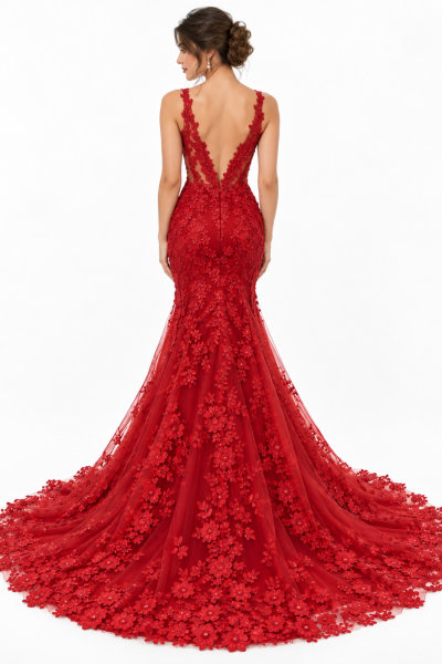 Vista posteriore dell'abito da sposa rosso con schiena scoperta a V, pizzo floreale e lungo strascico ricamato.
