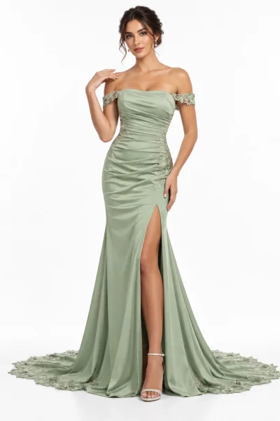 Abito da sposa verde salvia a sirena con spacco frontale, corpetto drappeggiato, spalle scoperte e applicazioni floreali.