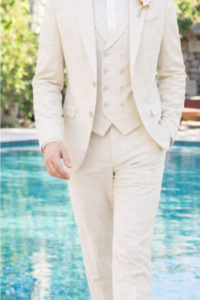 modello con abito da sposo beige intero