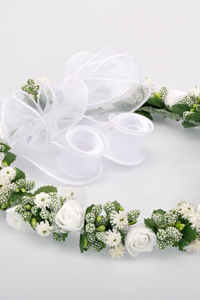 Coroncina per capelli bambina modello W 423 con roselline bianche, foglioline verdi e fiocco in organza per acconciatura da cerimonia.