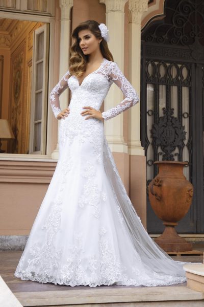 abito da sposa a sirena in pizzo bianco con maniche lunghe e scollo a v modello sposatelier