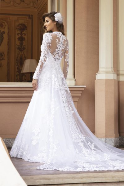 coda dell'abito da sposa a sirena in pizzo bianco con maniche lunghe e scollo a v