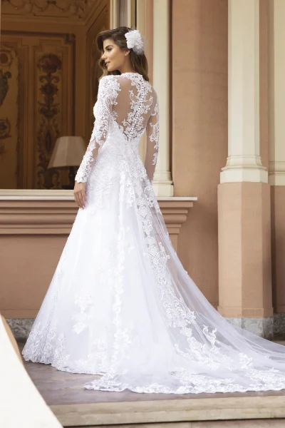 coda dell'abito da sposa a sirena in pizzo bianco con maniche lunghe e scollo a v