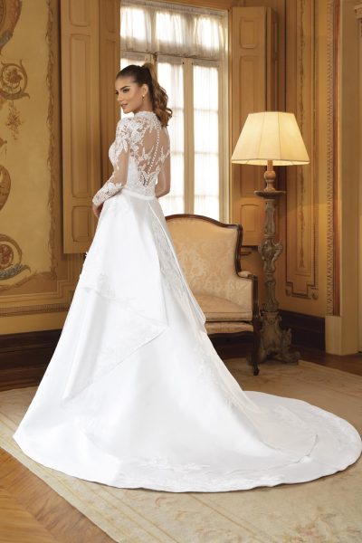 Abito da sposa trasformabile 2 in 1, sirena con gonnellone staccabile e strascico, vista posteriore - Sposatelier