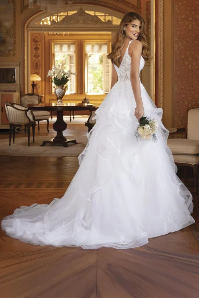abito da sposa ampia principessa con gonna a balze di tulle coda lunga