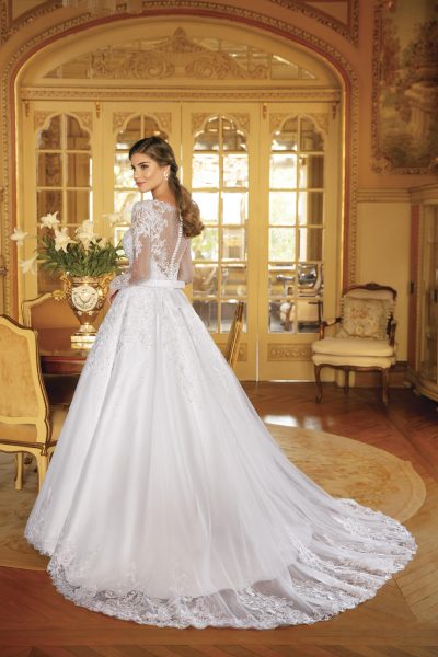 Abito da sposa A-line su misura con schiena trasparente in tulle ricamato e bottoncini, gonna ampia con strascico in pizzo