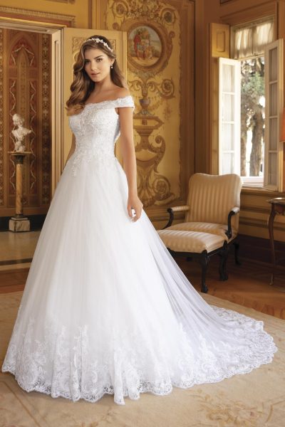 abito da sposa principessa elegante con scollo bardot e gonna ampia in tulle