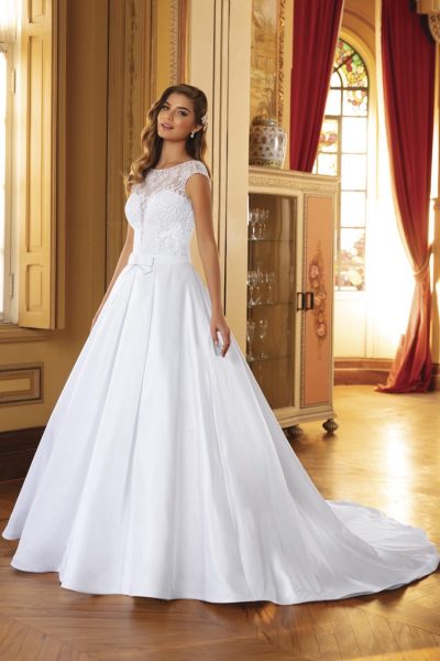 Modella che indossa un abito da sposa online prezzo accessibile